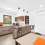 Karina, Porec Βίλα
