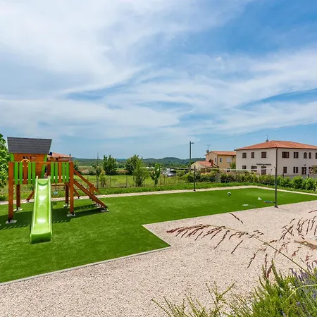 Karina, Porec Vila