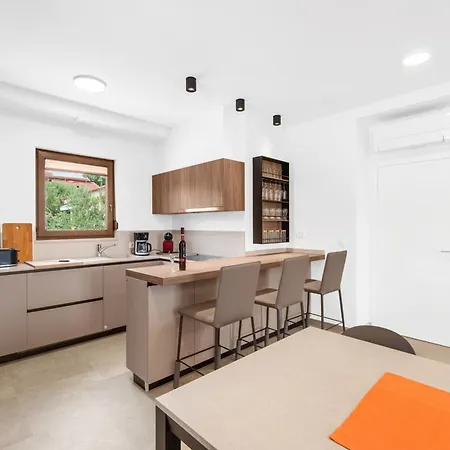 Karina, Villa
